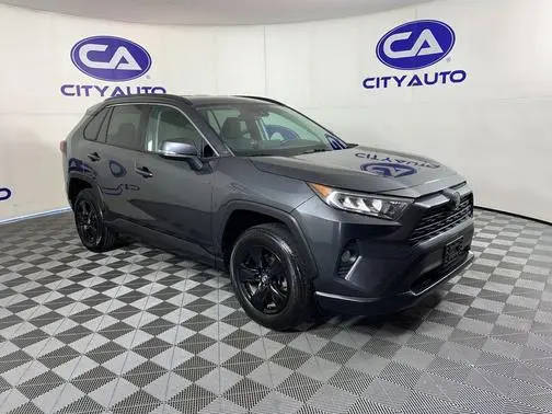 2020 Toyota RAV4 XLE FWD photo