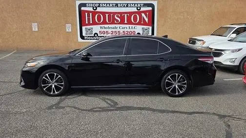 2020 Toyota Camry SE FWD photo