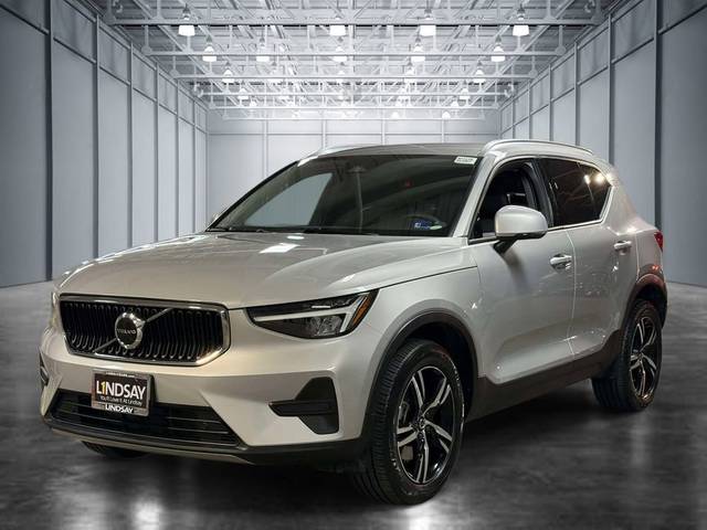 2023 Volvo XC40 Core FWD photo
