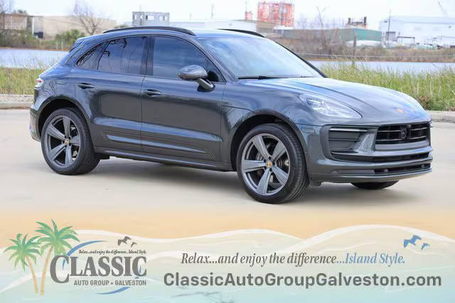 2022 Porsche Macan  AWD photo
