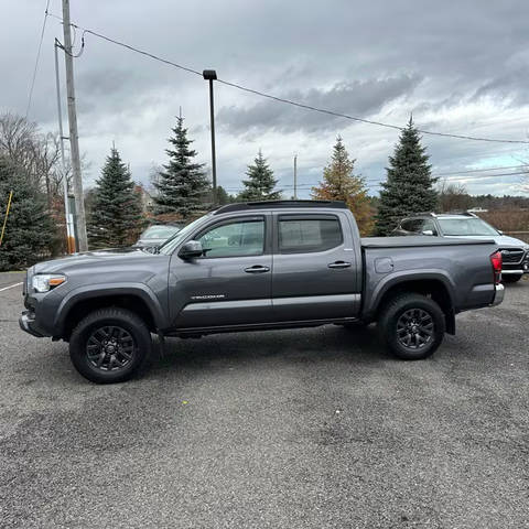 2022 Toyota Tacoma SR5 4WD photo