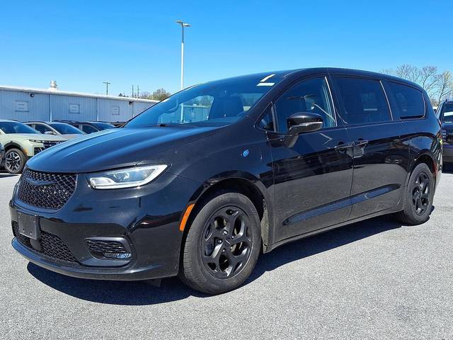 2022 Chrysler Pacifica Minivan Hybrid Touring L FWD photo