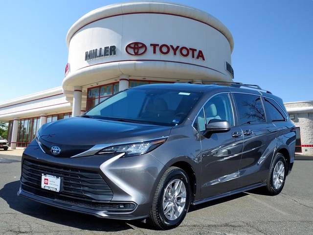 2022 Toyota Sienna LE FWD photo