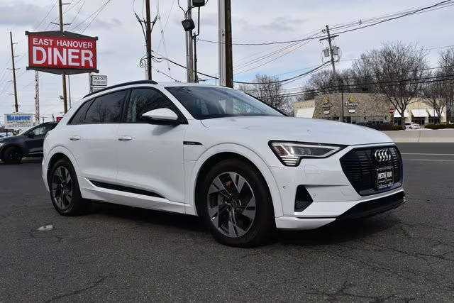 2022 Audi e-tron Premium AWD photo