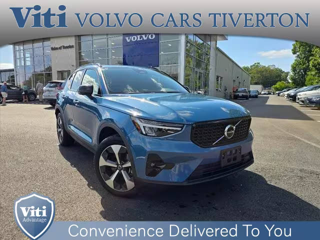 2023 Volvo XC40 Plus Dark Theme AWD photo