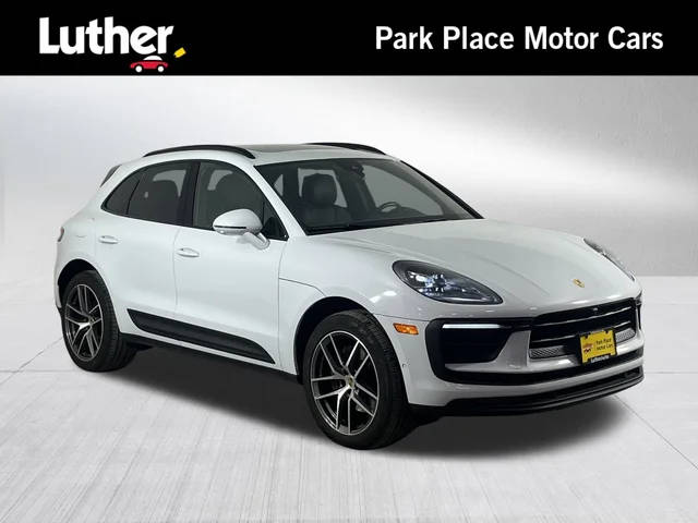 2022 Porsche Macan  AWD photo