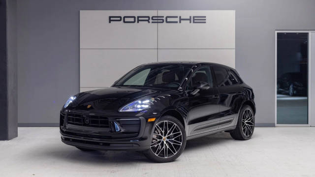 2023 Porsche Macan  AWD photo