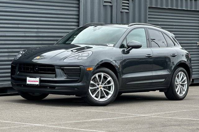 2023 Porsche Macan  AWD photo