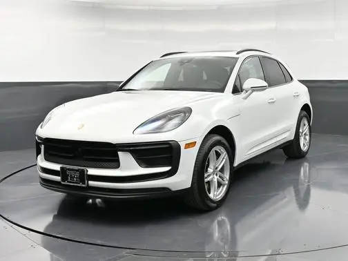 2022 Porsche Macan  AWD photo