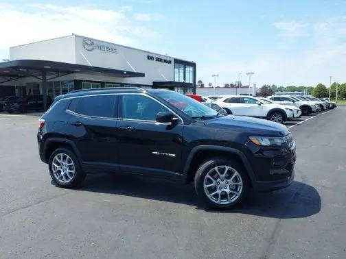 2022 Jeep Compass Latitude Lux 4WD photo