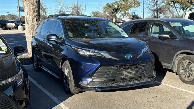 2022 Toyota Sienna XLE FWD photo