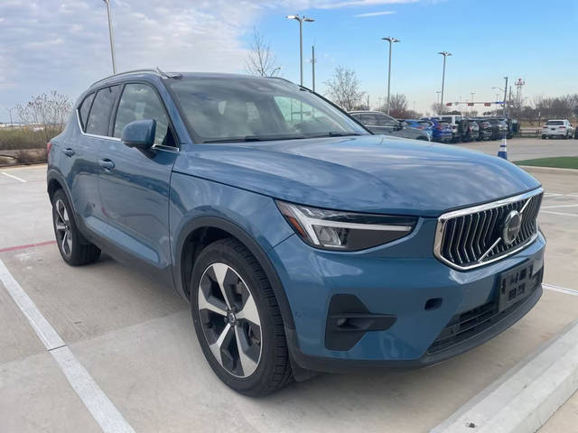 2023 Volvo XC40 Plus Bright Theme FWD photo