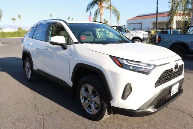 2022 Toyota RAV4 XLE FWD photo