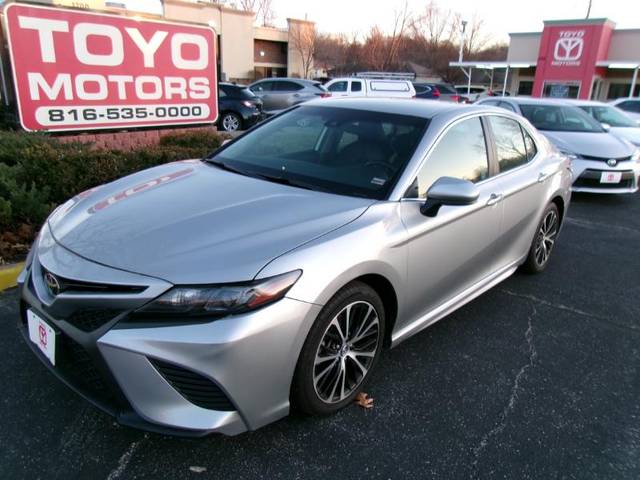 2020 Toyota Camry SE FWD photo