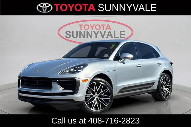 2022 Porsche Macan  AWD photo