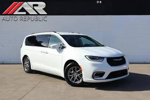 2021 Chrysler Pacifica Minivan Touring FWD photo