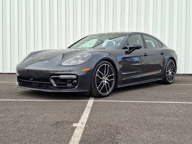 2022 Porsche Panamera GTS AWD photo