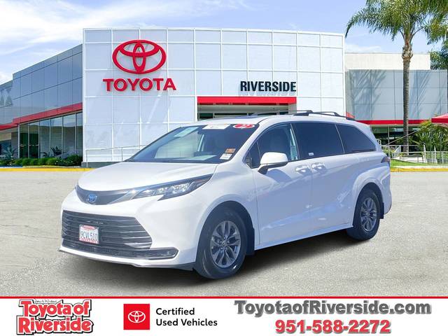 2022 Toyota Sienna LE FWD photo