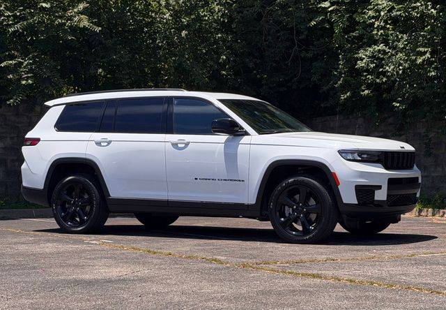 2023 Jeep Grand Cherokee L Altitude RWD photo