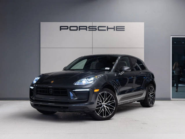 2023 Porsche Macan  AWD photo