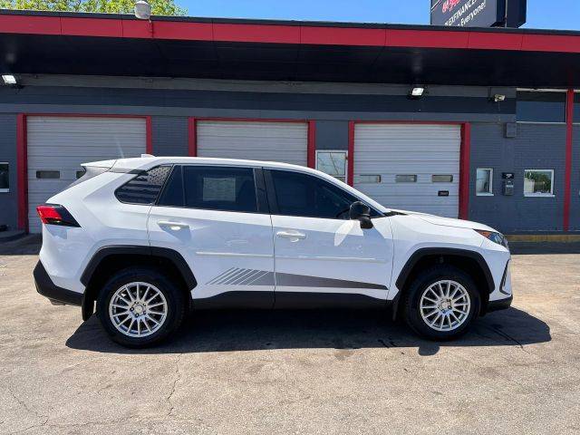2022 Toyota RAV4 LE AWD photo