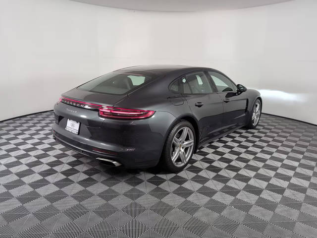 2019 Porsche Panamera  RWD photo