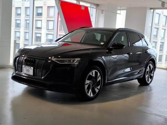 2023 Audi e-tron Premium AWD photo