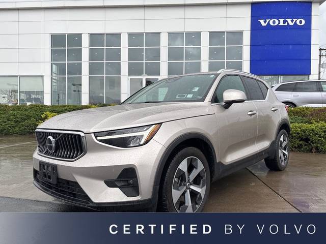 2023 Volvo XC40 Plus Bright Theme AWD photo