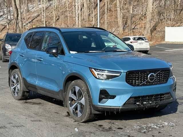 2023 Volvo XC40 Plus Dark Theme AWD photo