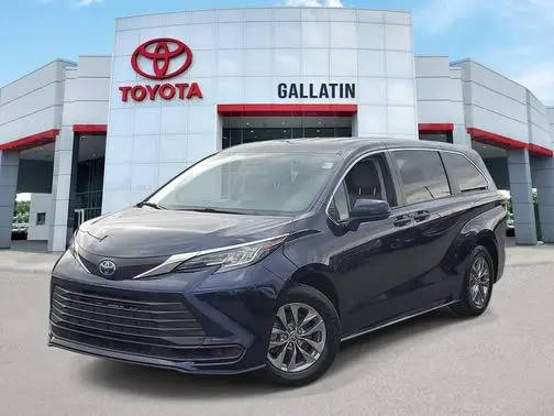 2022 Toyota Sienna LE FWD photo