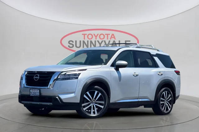 2023 Nissan Pathfinder Platinum FWD photo