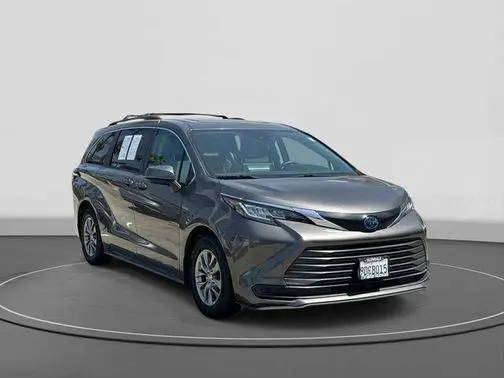2022 Toyota Sienna LE AWD photo