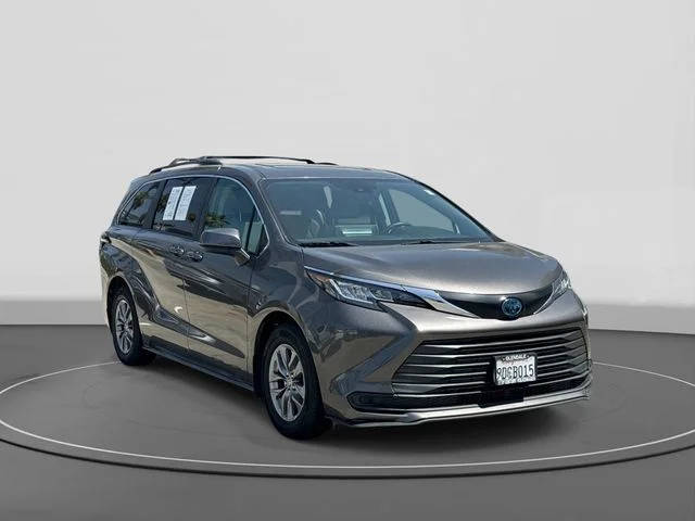 2022 Toyota Sienna LE AWD photo