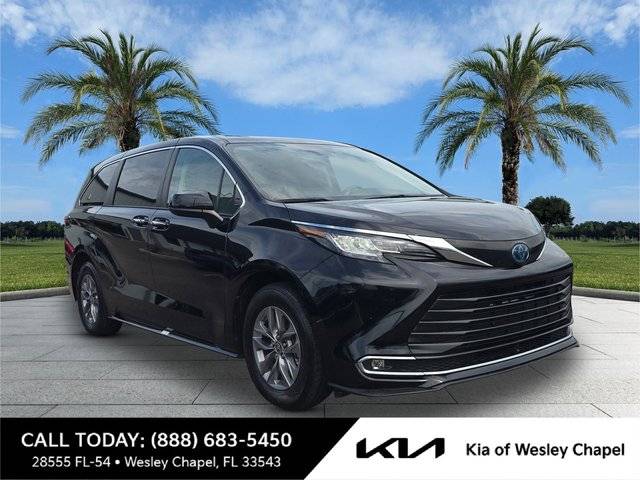 2022 Toyota Sienna XLE FWD photo