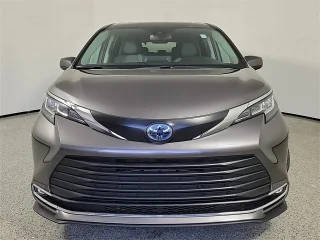 2022 Toyota Sienna XLE FWD photo