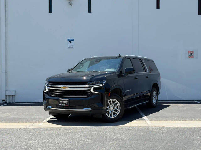 2023 Chevrolet Suburban LT 4WD photo