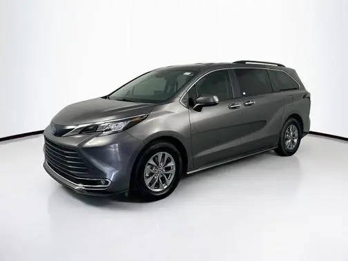2022 Toyota Sienna XLE FWD photo