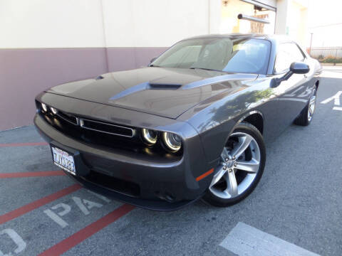 2015 Dodge Challenger SXT RWD photo