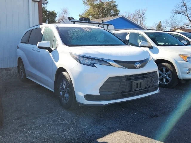 2022 Toyota Sienna LE AWD photo