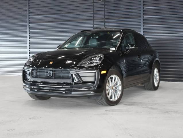 2023 Porsche Macan  AWD photo