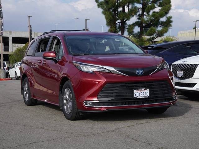 2022 Toyota Sienna XLE FWD photo