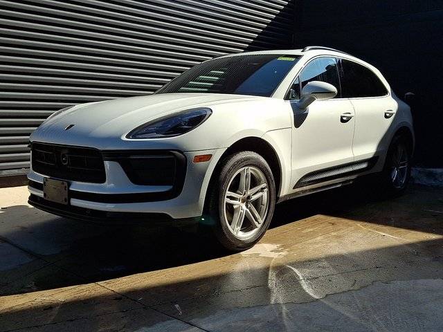 2023 Porsche Macan  AWD photo