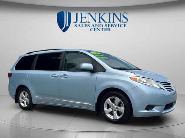 2017 Toyota Sienna LE FWD photo