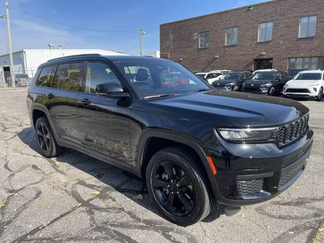 2023 Jeep Grand Cherokee L Altitude 4WD photo