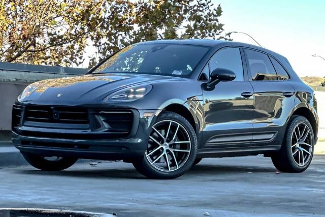 2023 Porsche Macan  AWD photo