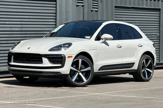 2023 Porsche Macan  AWD photo
