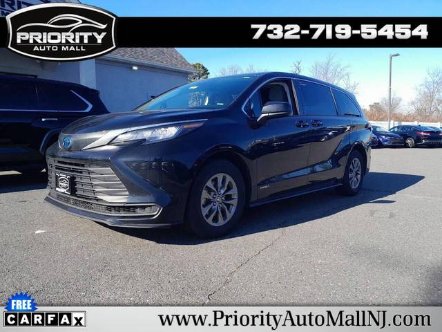 2021 Toyota Sienna LE FWD photo