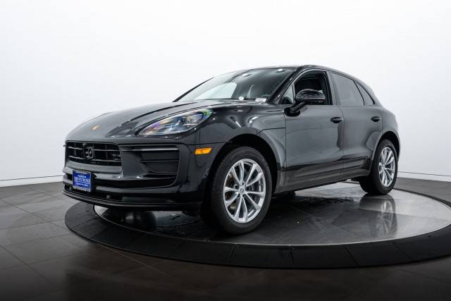 2023 Porsche Macan  AWD photo