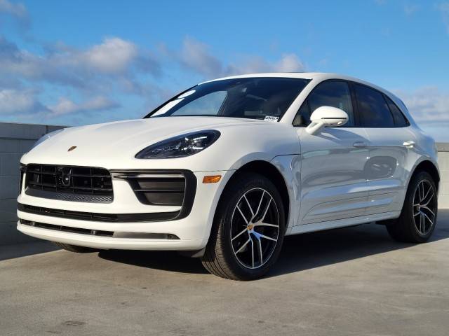 2023 Porsche Macan  AWD photo