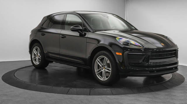 2022 Porsche Macan  AWD photo